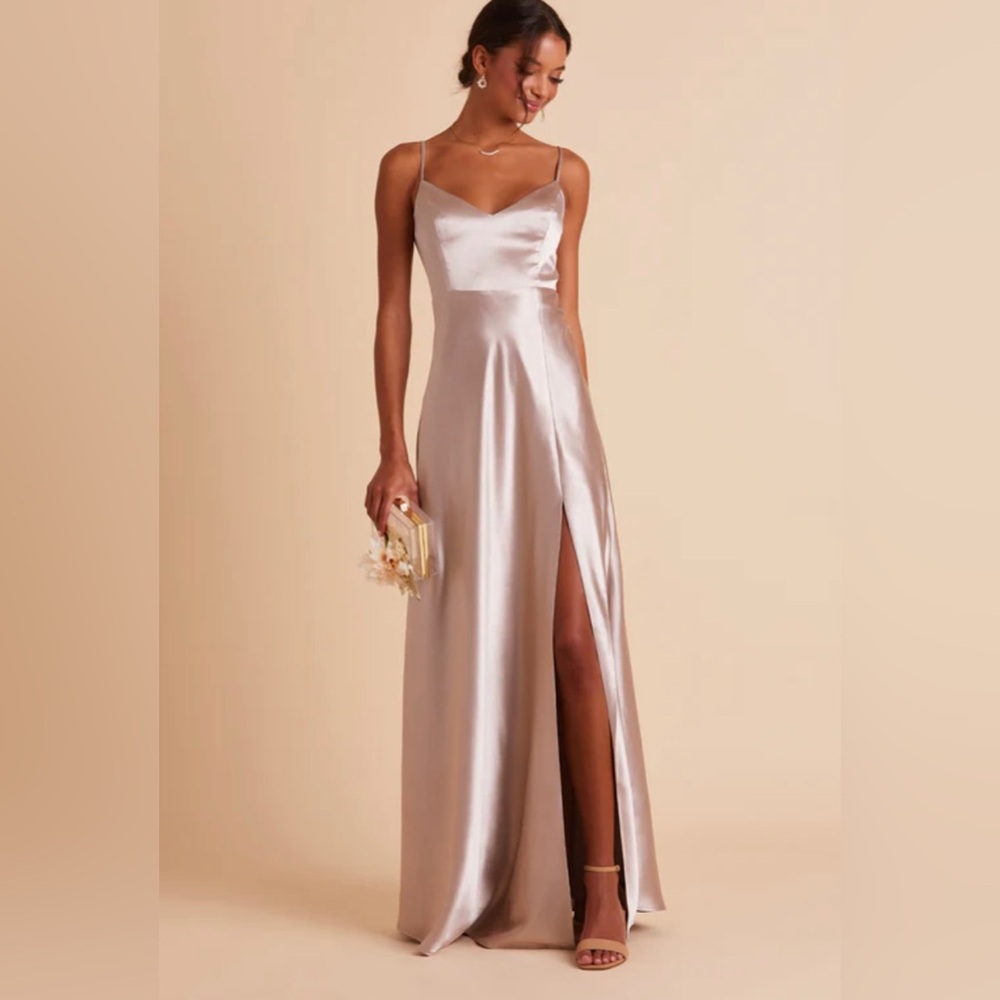 Jay Satin dress in Taupe 🫶